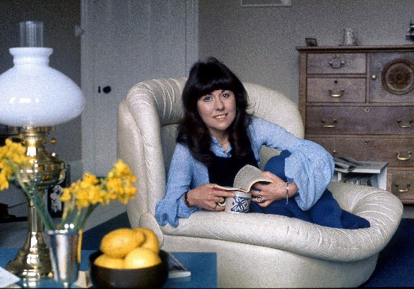 Elizabeth Sladen -- Who Not Who!